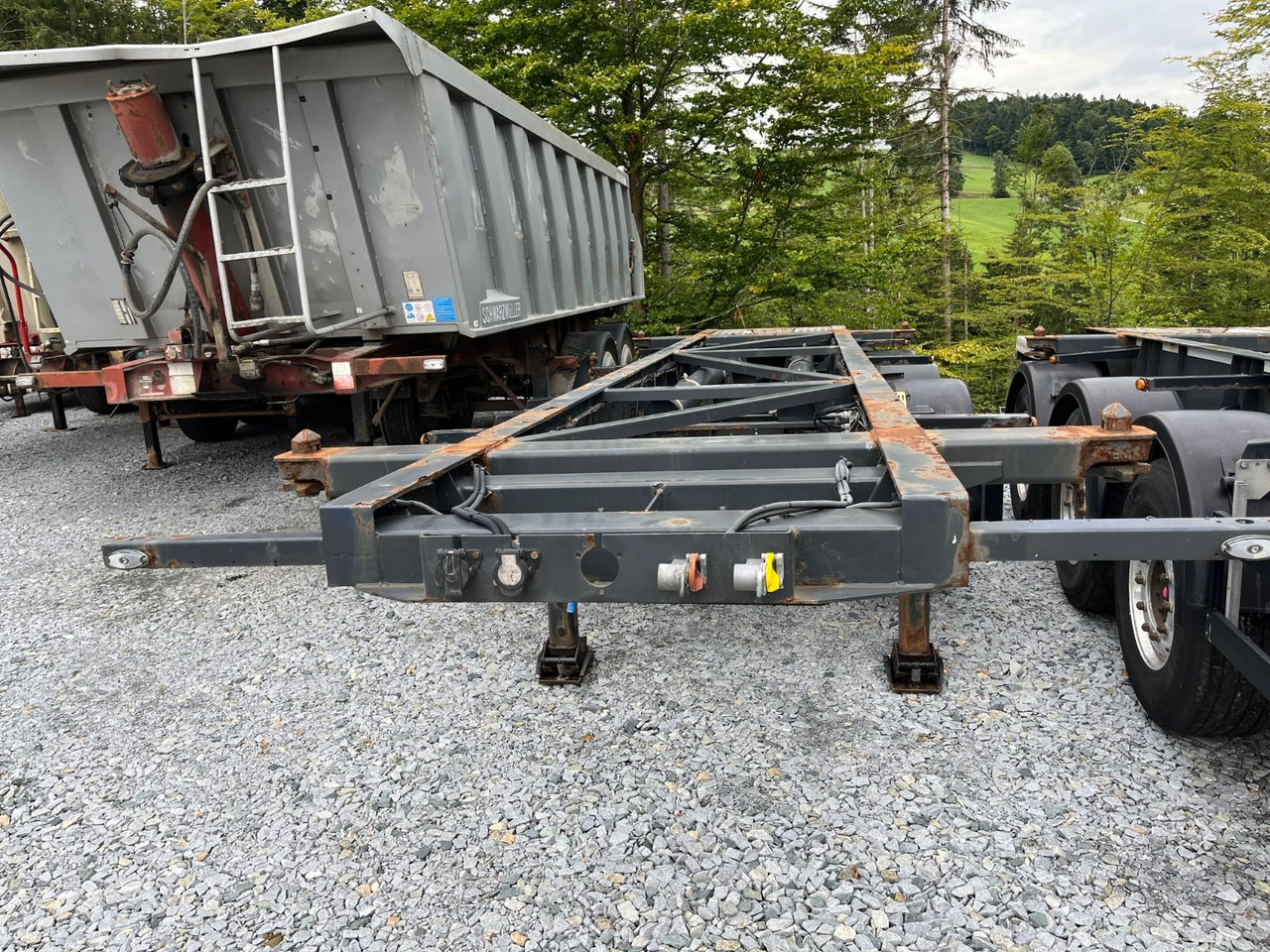 Schwarzmüller S1 R-Serie Tank Chassis ADR SAF Alufelgen - نصف مقطورة لنقل الحاويات: صورة 2 Schwarzmüller S1 R-Serie Tank Chassis ADR SAF Alufelgen - نصف مقطورة لنقل الحاويات: صورة 2