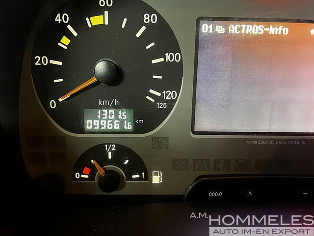 Bucher Municipal STKF 9500 4X4 - سياره كنس شوارع: صورة 2 Bucher Municipal STKF 9500 4X4 - سياره كنس شوارع: صورة 2