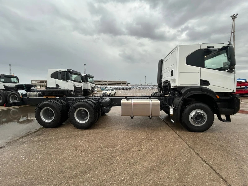 Iveco T-WAY AT380T43H 6x4 R20 Tyres Chassis - Barcelona Stock - شاحنة هيكل كابينة: صورة 2 Iveco T-WAY AT380T43H 6x4 R20 Tyres Chassis - Barcelona Stock - شاحنة هيكل كابينة: صورة 2