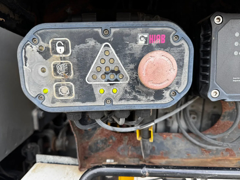 شاحنة كرين Scania P114-340 + HIAB 19-5 crane + remote / Euro-3 / 3 pedals / NL-truck / APK: 12-2025: صورة 18 شاحنة كرين Scania P114-340 + HIAB 19-5 crane + remote / Euro-3 / 3 pedals / NL-truck / APK: 12-2025: صورة 18