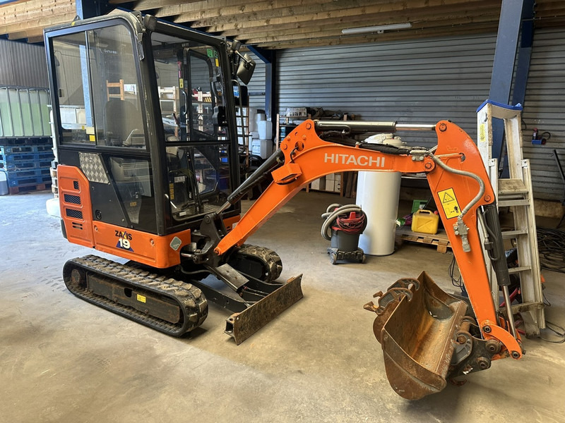 Hitachi ZAXIS ZX19-6 CR 1.9T - 1349H - CABINE - ADJUSTABLE TRACKS - EXTRA HYDR - QUICK HITCH - BE MACHINE - حفارة مُصَّغرة: صورة 1 Hitachi ZAXIS ZX19-6 CR 1.9T - 1349H - CABINE - ADJUSTABLE TRACKS - EXTRA HYDR - QUICK HITCH - BE MACHINE - حفارة مُصَّغرة: صورة 1