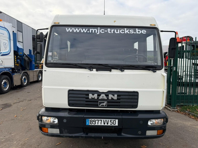 MAN 10.225 LC CLOSED BOX / KOFFER - DOKA - MANUAL GEARBOX - *344.000km* - STEEL SPRING / BLATT / LAMES - BE TRUCK - شاحنة مقفلة: صورة 2 MAN 10.225 LC CLOSED BOX / KOFFER - DOKA - MANUAL GEARBOX - *344.000km* - STEEL SPRING / BLATT / LAMES - BE TRUCK - شاحنة مقفلة: صورة 2