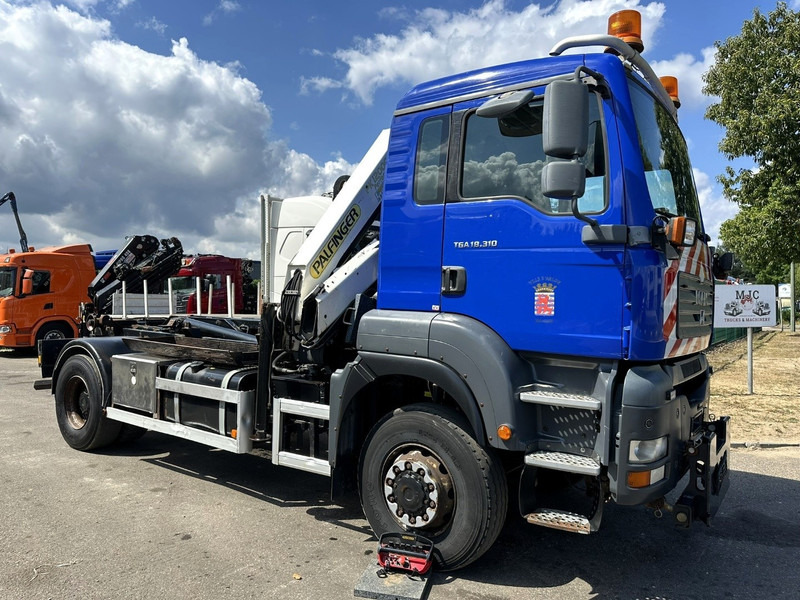 MAN TGA 18.310 4x4 HOOKLIFT + CRANE PALFINGER PK12000 - RADIO - ROTATOR - STEEL SPRING / HUB REDUCTION - MANUAL ZF - BE TRUCK - شاحنة ذات خطاف, شاحنة كرين: صورة 2 MAN TGA 18.310 4x4 HOOKLIFT + CRANE PALFINGER PK12000 - RADIO - ROTATOR - STEEL SPRING / HUB REDUCTION - MANUAL ZF - BE TRUCK - شاحنة ذات خطاف, شاحنة كرين: صورة 2
