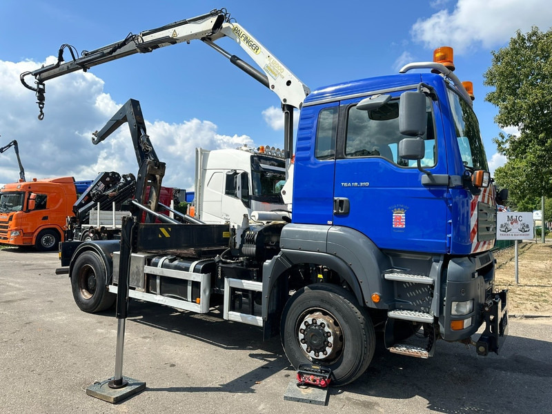 MAN TGA 18.310 4x4 HOOKLIFT + CRANE PALFINGER PK12000 - RADIO - ROTATOR - STEEL SPRING / HUB REDUCTION - MANUAL ZF - BE TRUCK - شاحنة ذات خطاف, شاحنة كرين: صورة 1 MAN TGA 18.310 4x4 HOOKLIFT + CRANE PALFINGER PK12000 - RADIO - ROTATOR - STEEL SPRING / HUB REDUCTION - MANUAL ZF - BE TRUCK - شاحنة ذات خطاف, شاحنة كرين: صورة 1