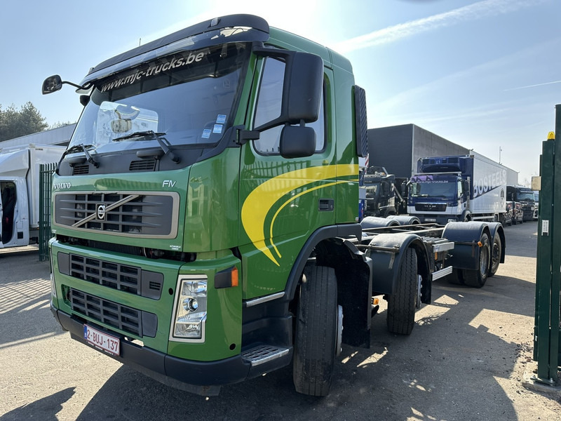 Volvo FM 340 8x2 CHASSIS (7m35) - LIFT+STEERING AXLE - MANUAL GEARBOX - EURO 3 - TÜV 05/2025 - BE TRUCK - شاحنة هيكل كابينة: صورة 4 Volvo FM 340 8x2 CHASSIS (7m35) - LIFT+STEERING AXLE - MANUAL GEARBOX - EURO 3 - TÜV 05/2025 - BE TRUCK - شاحنة هيكل كابينة: صورة 4