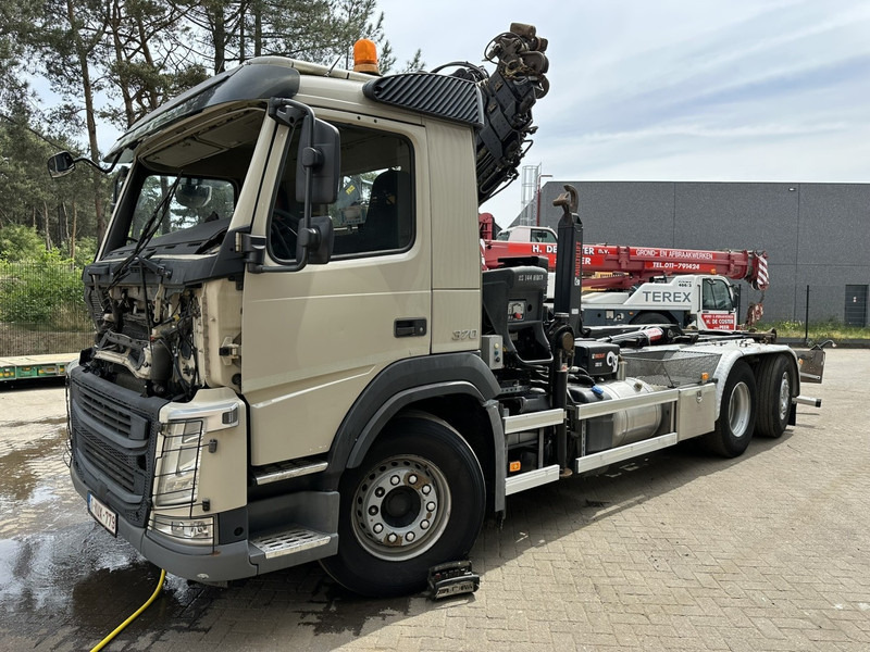 Volvo FM 370 6x2 HOOKLIFT 21T + CRANE HIAB 144 E-4 HIDUO - ENGINE / GEARBOX OK - CHASSIS OK - RUNNING + DRIVING - BE TRUCK - شاحنة ذات خطاف, شاحنة كرين: صورة 4 Volvo FM 370 6x2 HOOKLIFT 21T + CRANE HIAB 144 E-4 HIDUO - ENGINE / GEARBOX OK - CHASSIS OK - RUNNING + DRIVING - BE TRUCK - شاحنة ذات خطاف, شاحنة كرين: صورة 4