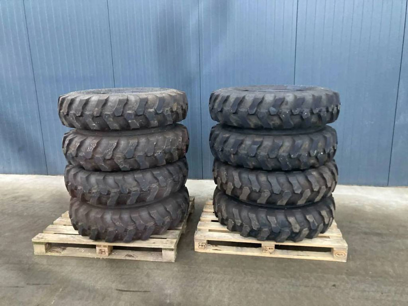Apollo 1000 x 20 Set / 10.00 x 20: 4x2 Tyres - الإطارات والجنوط - آلات البناء: صورة 1 Apollo 1000 x 20 Set / 10.00 x 20: 4x2 Tyres - الإطارات والجنوط - آلات البناء: صورة 1