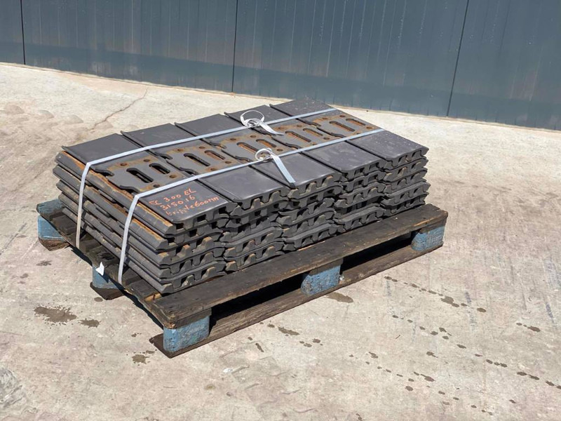 Case CX290 / CX300 Shoes/Pads - إطار/ شاسيه - آلات البناء: صورة 3 Case CX290 / CX300 Shoes/Pads - إطار/ شاسيه - آلات البناء: صورة 3