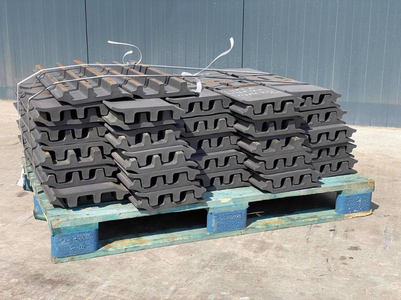 Case CX330 / CX350 Shoes/Pads - إطار/ شاسيه - آلات البناء: صورة 3 Case CX330 / CX350 Shoes/Pads - إطار/ شاسيه - آلات البناء: صورة 3