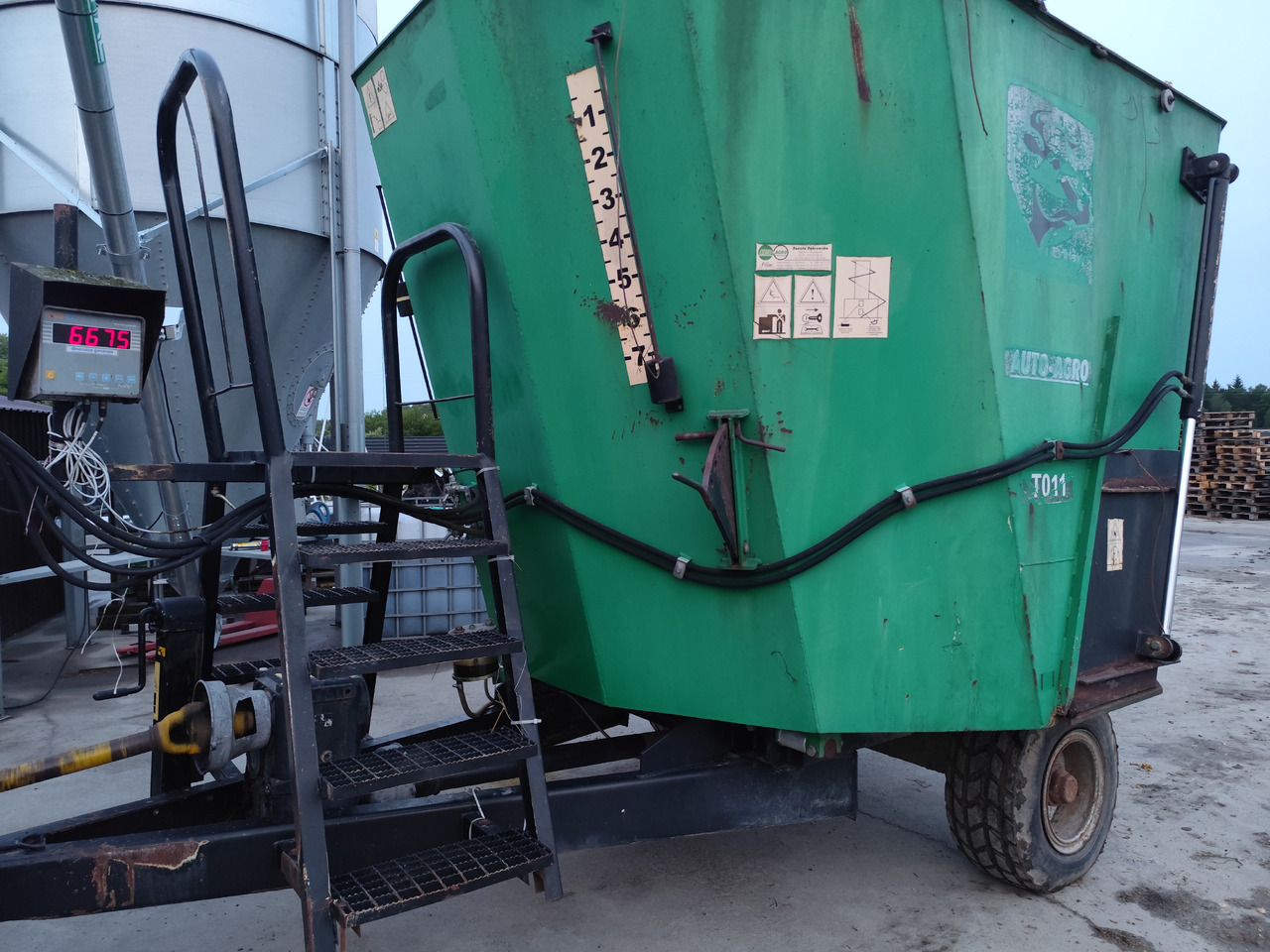 Auto-Agro T-011 - عربة خلط الأعلاف: صورة 1 Auto-Agro T-011 - عربة خلط الأعلاف: صورة 1