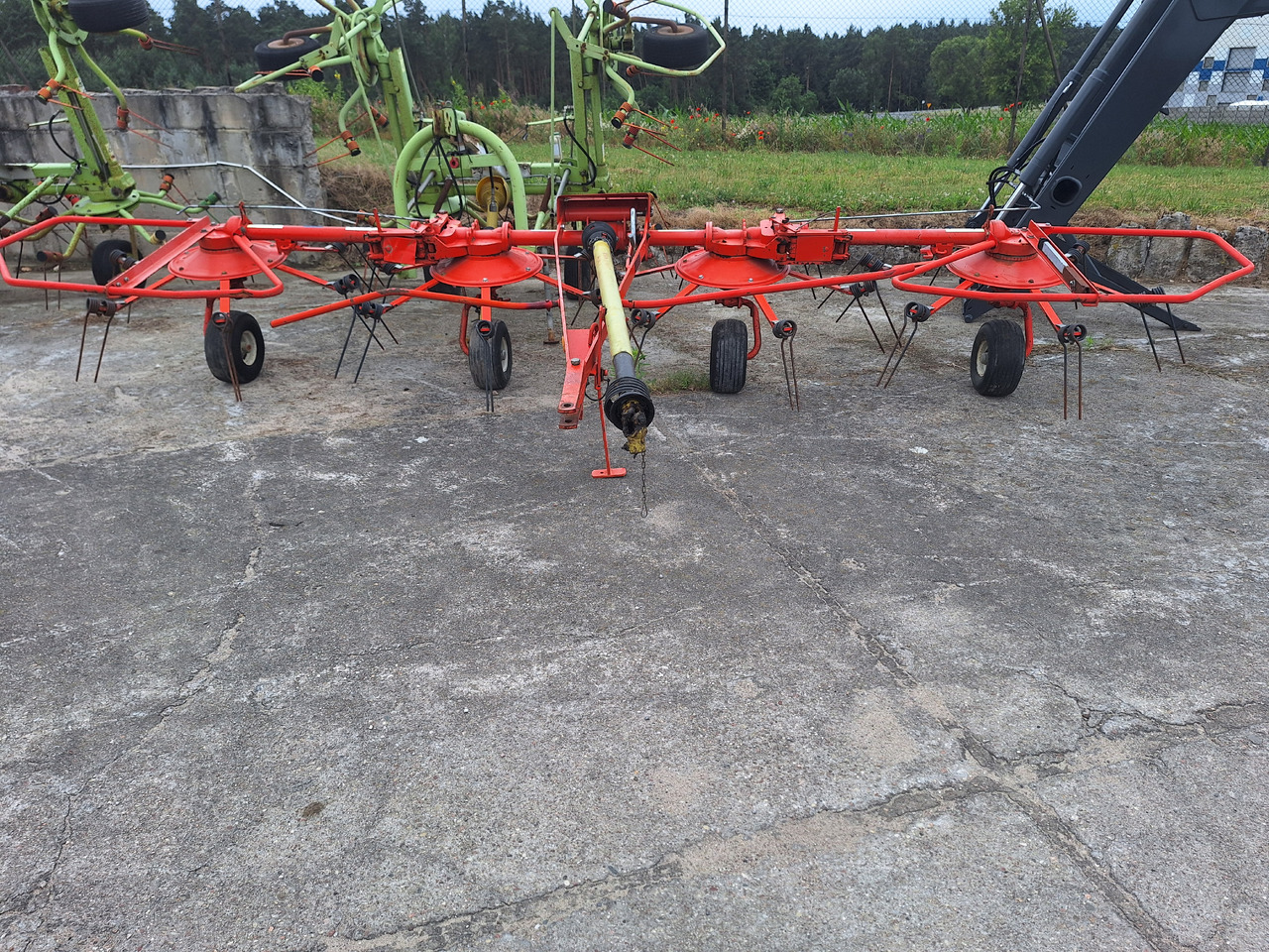 KUHN 5001T - آلة تيبيس العشب/ آلة جمع العشب: صورة 1 KUHN 5001T - آلة تيبيس العشب/ آلة جمع العشب: صورة 1