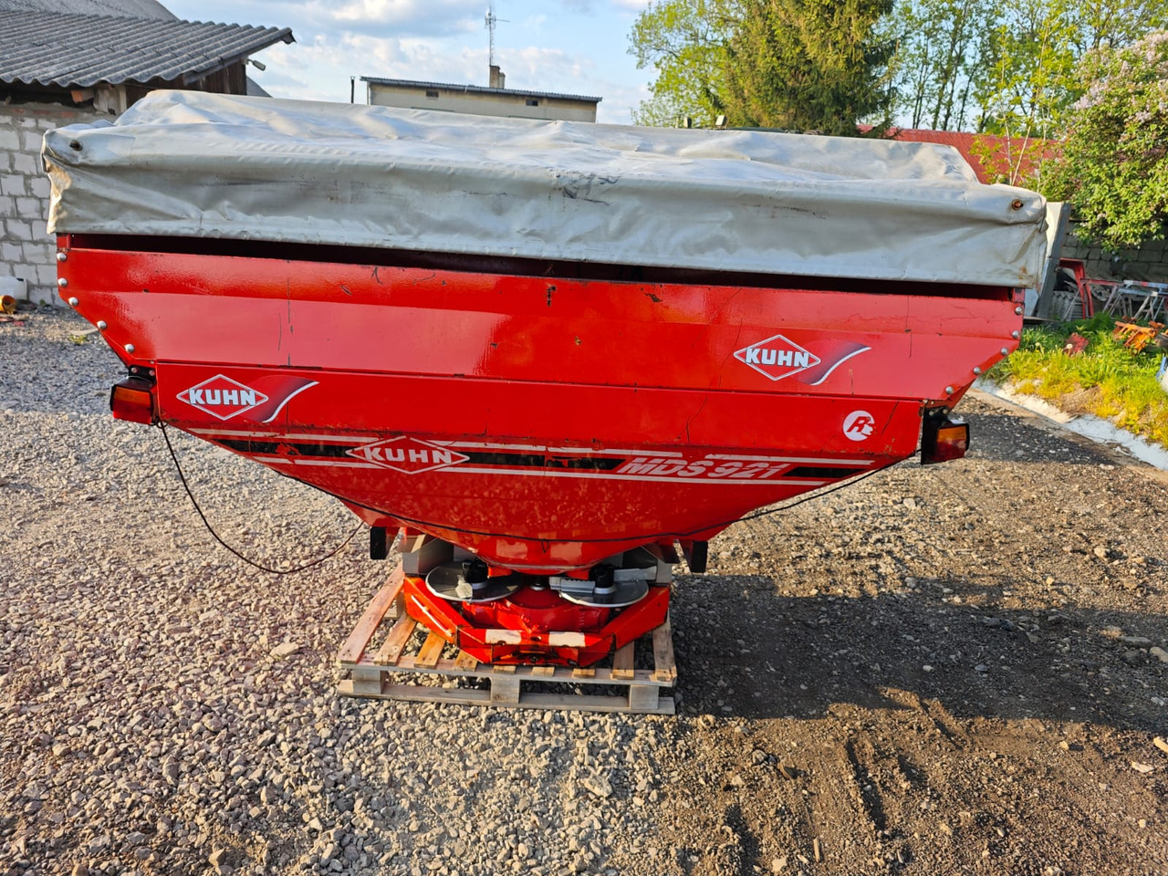 KUHN MDS 921 Multi-Disc-System 1700 L - آلة رش السماد: صورة 4 KUHN MDS 921 Multi-Disc-System 1700 L - آلة رش السماد: صورة 4