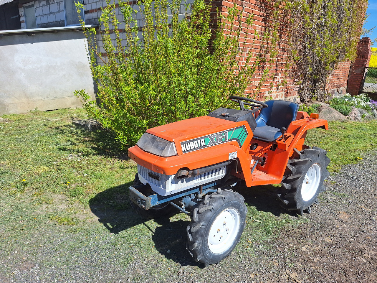 Kubota XB-1 - جرار: صورة 1 Kubota XB-1 - جرار: صورة 1