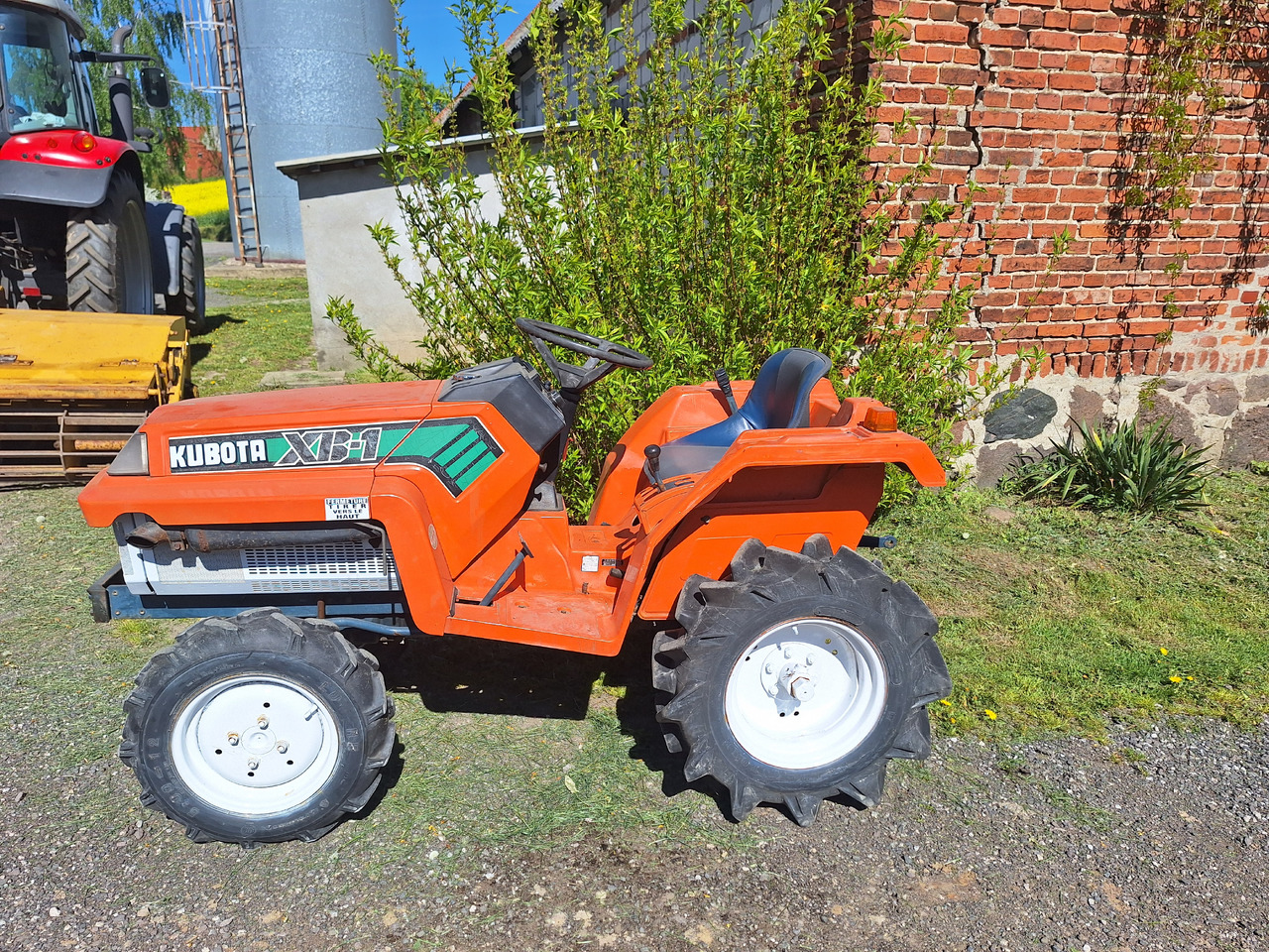 Kubota XB-1 - جرار: صورة 2 Kubota XB-1 - جرار: صورة 2