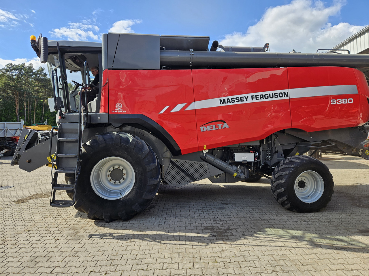 Massey Ferguson Delta 9380 - حصادة موحَّدة: صورة 1 Massey Ferguson Delta 9380 - حصادة موحَّدة: صورة 1