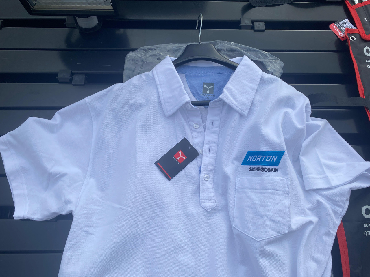 Norton, Dedra ukośnica, zestaw kluczy, lampa z czujnikiem, koszulka Polo - الأدوات والمعدات: صورة 4 Norton, Dedra ukośnica, zestaw kluczy, lampa z czujnikiem, koszulka Polo - الأدوات والمعدات: صورة 4