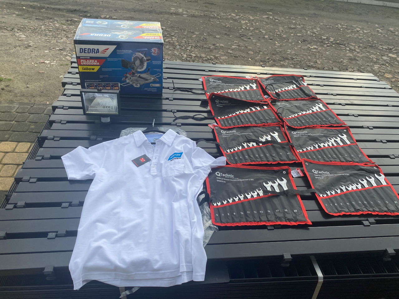 Norton, Dedra ukośnica, zestaw kluczy, lampa z czujnikiem, koszulka Polo - آليات: صورة 1 Norton, Dedra ukośnica, zestaw kluczy, lampa z czujnikiem, koszulka Polo - آليات: صورة 1