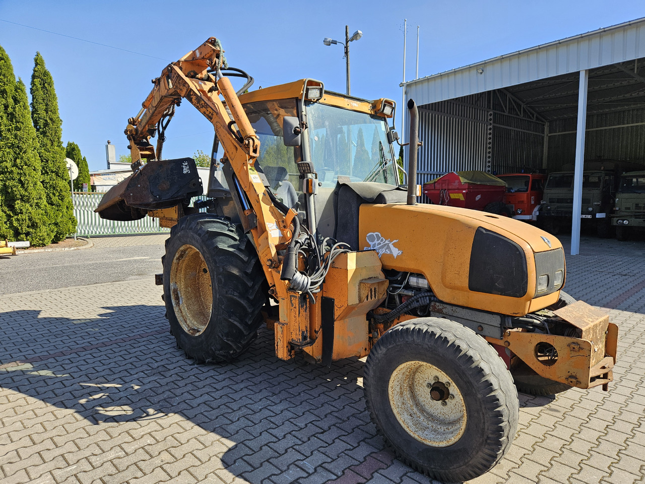 Renault Egros - جزازة أعشاب الحدائق: صورة 1 Renault Egros - جزازة أعشاب الحدائق: صورة 1