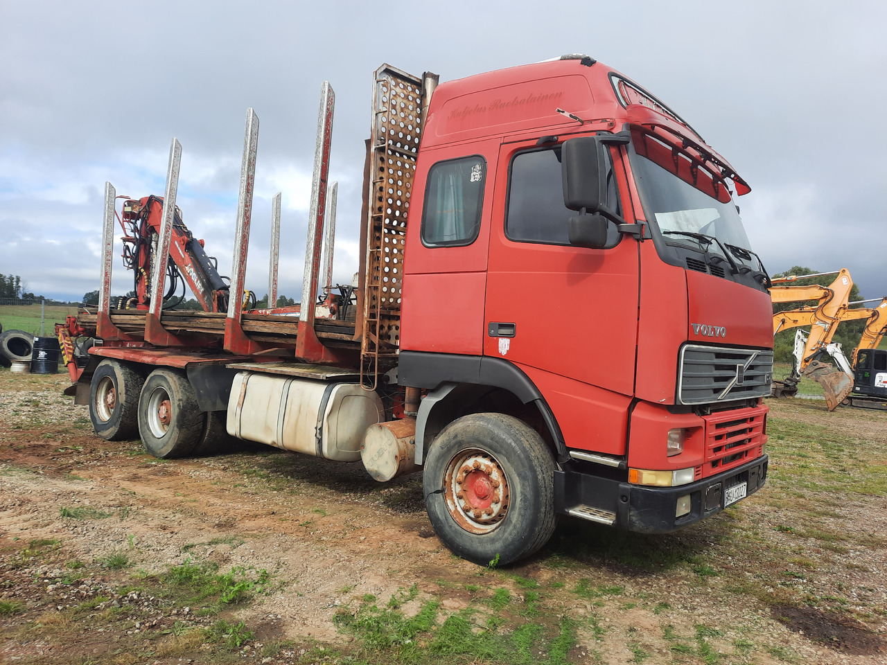 VOLVO FH12 - شاحنة قطع الأشجار, شاحنة كرين: صورة 1 VOLVO FH12 - شاحنة قطع الأشجار, شاحنة كرين: صورة 1