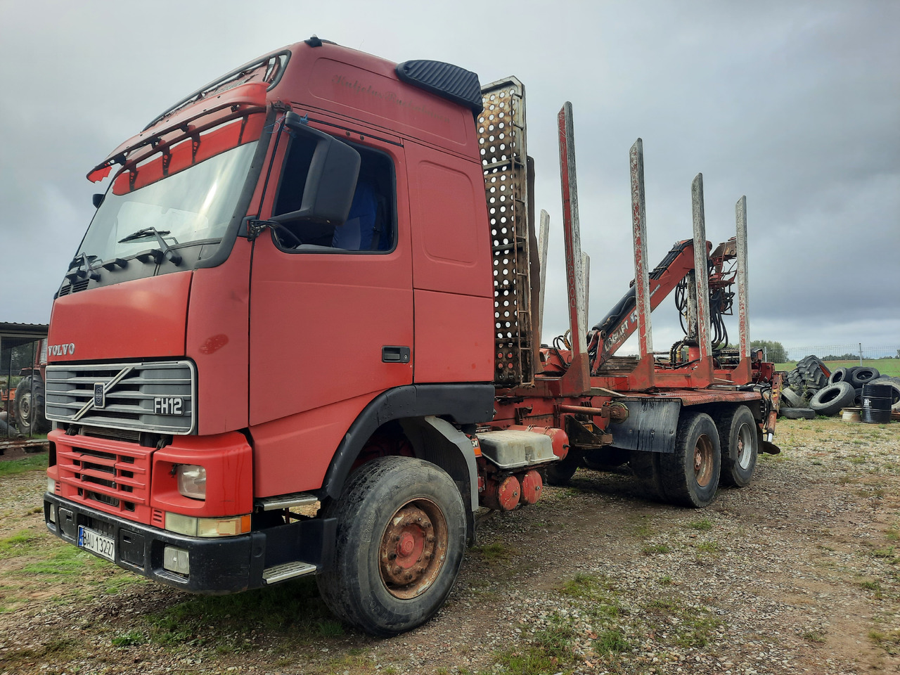 VOLVO FH12 - شاحنة قطع الأشجار, شاحنة كرين: صورة 2 VOLVO FH12 - شاحنة قطع الأشجار, شاحنة كرين: صورة 2