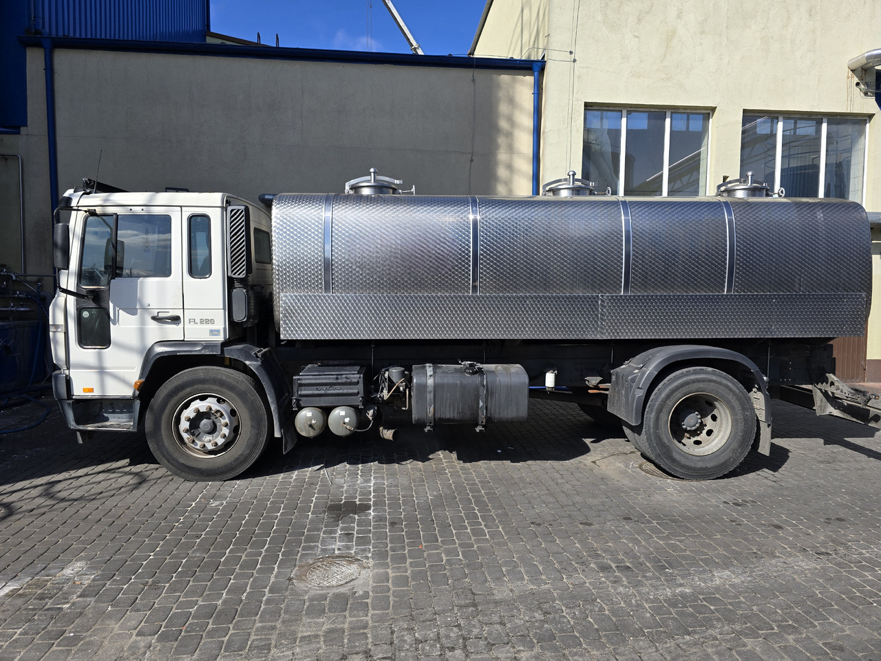 VOLVO FL 220 - شاحنة صهريج: صورة 1 VOLVO FL 220 - شاحنة صهريج: صورة 1