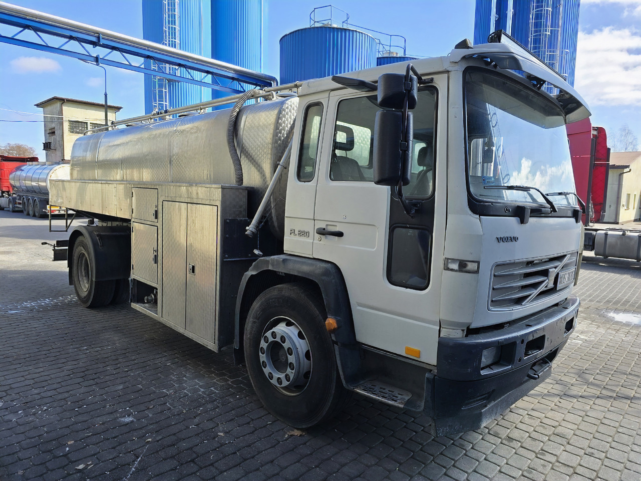 VOLVO FL 220 - شاحنة صهريج: صورة 2 VOLVO FL 220 - شاحنة صهريج: صورة 2
