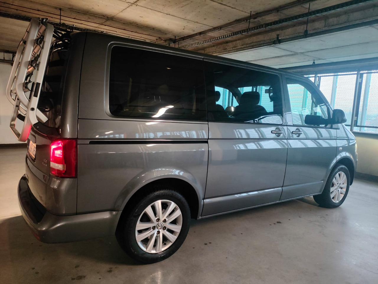 Volkswagen Multivan - سيارة: صورة 4 Volkswagen Multivan - سيارة: صورة 4