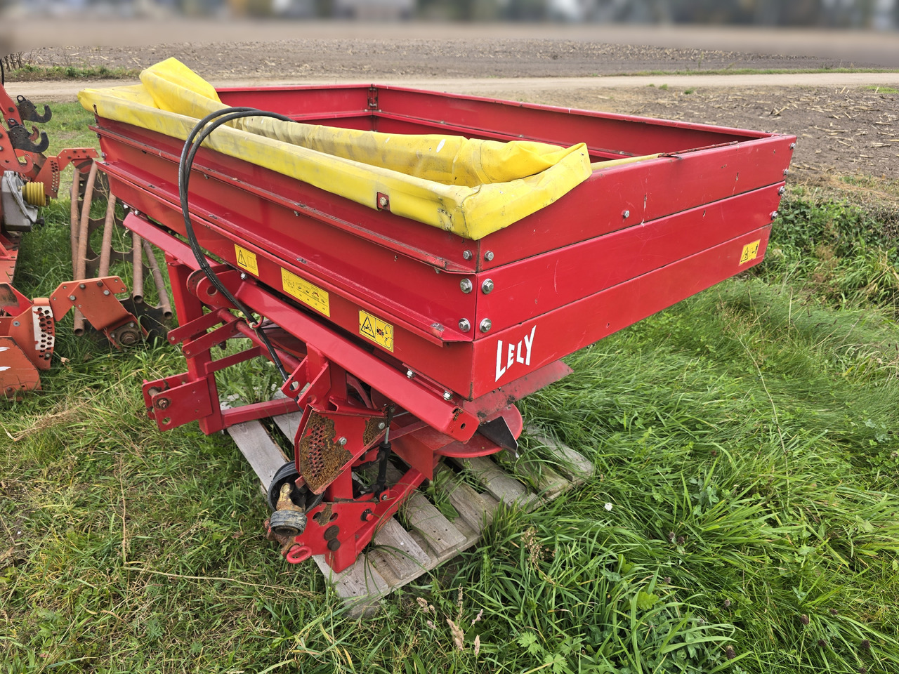 Lely SE 1500 Fertiliner - آلة رش السماد: صورة 3 Lely SE 1500 Fertiliner - آلة رش السماد: صورة 3