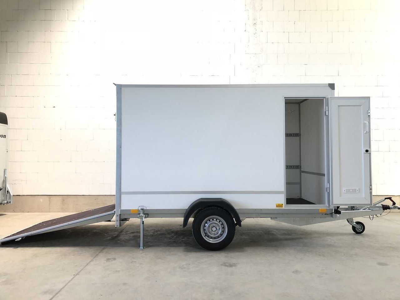 BLYSS F1330HD Rampe Tür Kofferanhänger - مقطورة صندوق مغلق: صورة 1 BLYSS F1330HD Rampe Tür Kofferanhänger - مقطورة صندوق مغلق: صورة 1