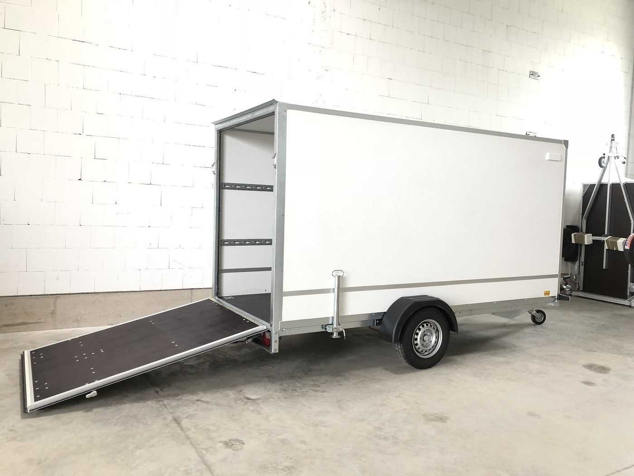 BLYSS F1336HD Rampe Kofferanhänger - مقطورة صندوق مغلق: صورة 1 BLYSS F1336HD Rampe Kofferanhänger - مقطورة صندوق مغلق: صورة 1