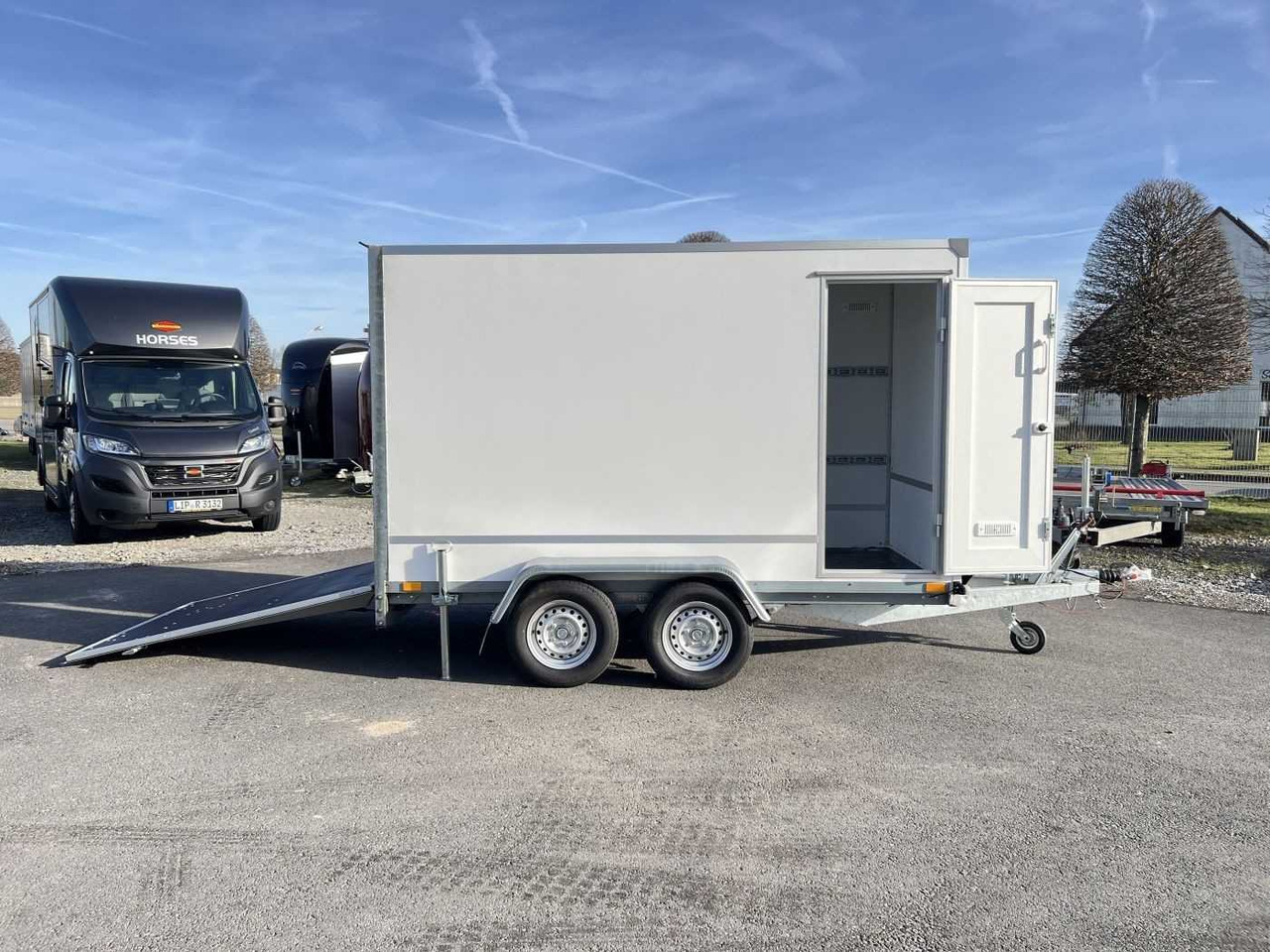 BLYSS F2030HTD Rampe + Seitentür Kofferanhänger - مقطورة صندوق مغلق: صورة 1 BLYSS F2030HTD Rampe + Seitentür Kofferanhänger - مقطورة صندوق مغلق: صورة 1