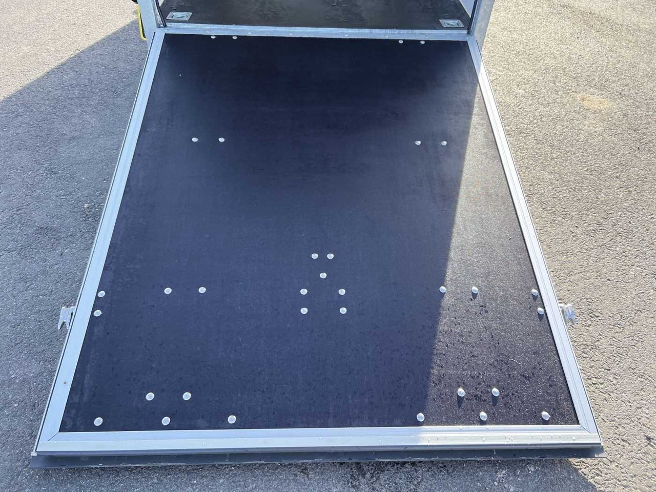 BLYSS F2030HTD Rampe + Seitentür Kofferanhänger - مقطورة صندوق مغلق: صورة 4 BLYSS F2030HTD Rampe + Seitentür Kofferanhänger - مقطورة صندوق مغلق: صورة 4