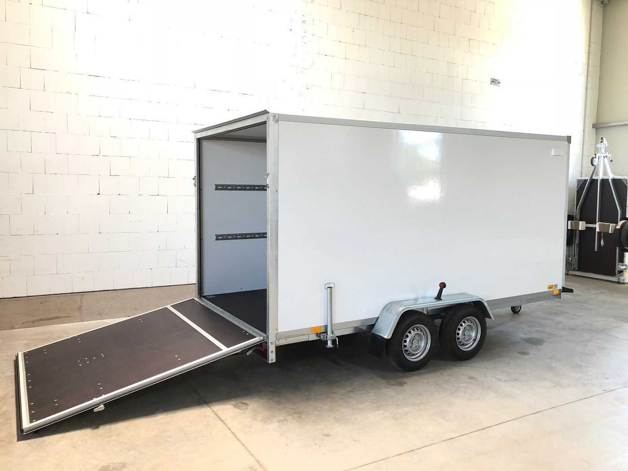 BLYSS F2741HT Rampe Kofferanhänger - مقطورة صندوق مغلق: صورة 1 BLYSS F2741HT Rampe Kofferanhänger - مقطورة صندوق مغلق: صورة 1