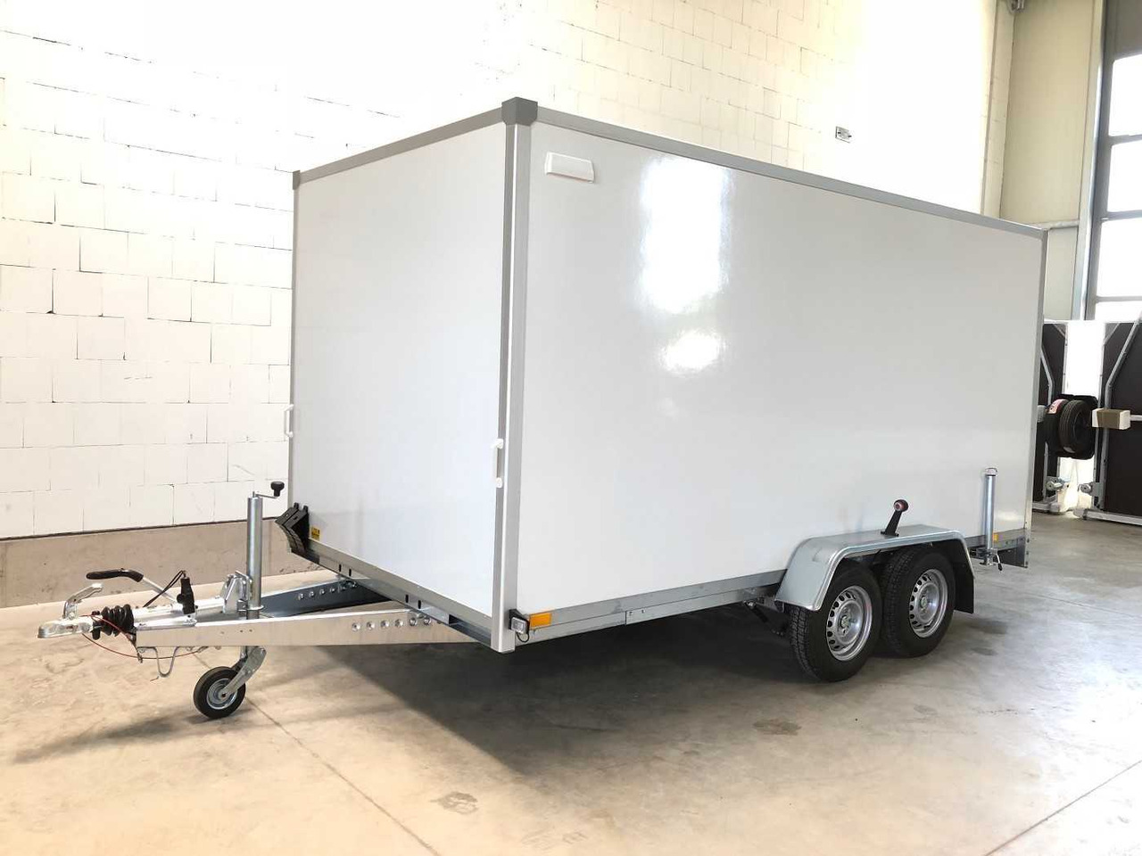BLYSS F2741HT Rampe Kofferanhänger - مقطورة صندوق مغلق: صورة 2 BLYSS F2741HT Rampe Kofferanhänger - مقطورة صندوق مغلق: صورة 2