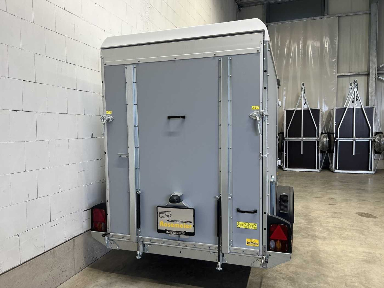 BOECKMANN KT 3015/15 M F Tür TKL Stützen Kofferanhänger - مقطورة صندوق مغلق: صورة 5 BOECKMANN KT 3015/15 M F Tür TKL Stützen Kofferanhänger - مقطورة صندوق مغلق: صورة 5