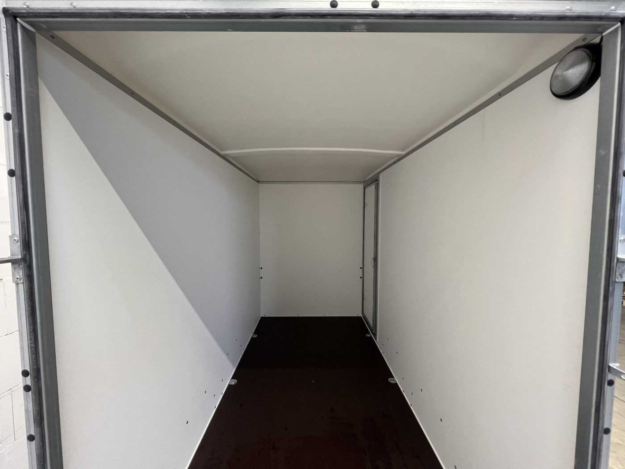 BOECKMANN KT 3015/27 H F Tür TKL Stützen Kofferanhänger - مقطورة صندوق مغلق: صورة 4 BOECKMANN KT 3015/27 H F Tür TKL Stützen Kofferanhänger - مقطورة صندوق مغلق: صورة 4