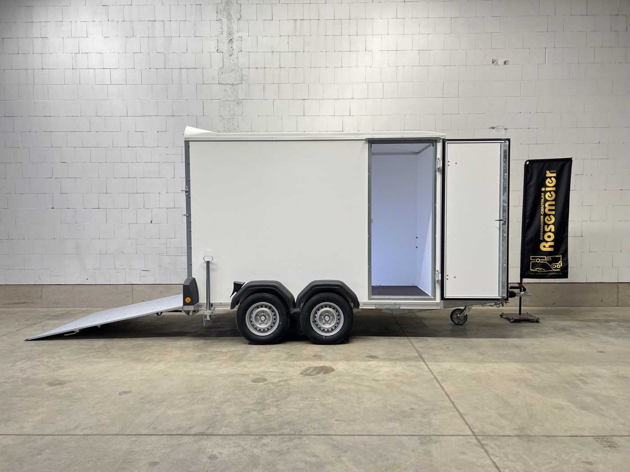 BOECKMANN KT 3015/27 H F Tür TKL Stützen Kofferanhänger - مقطورة صندوق مغلق: صورة 1 BOECKMANN KT 3015/27 H F Tür TKL Stützen Kofferanhänger - مقطورة صندوق مغلق: صورة 1