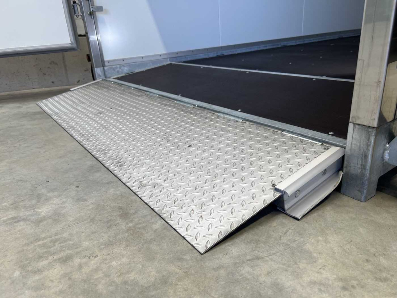 VEZEKO Husky FB K 35.40 EP Tür Kofferanhänger Absenker - مقطورة صندوق مغلق: صورة 3 VEZEKO Husky FB K 35.40 EP Tür Kofferanhänger Absenker - مقطورة صندوق مغلق: صورة 3