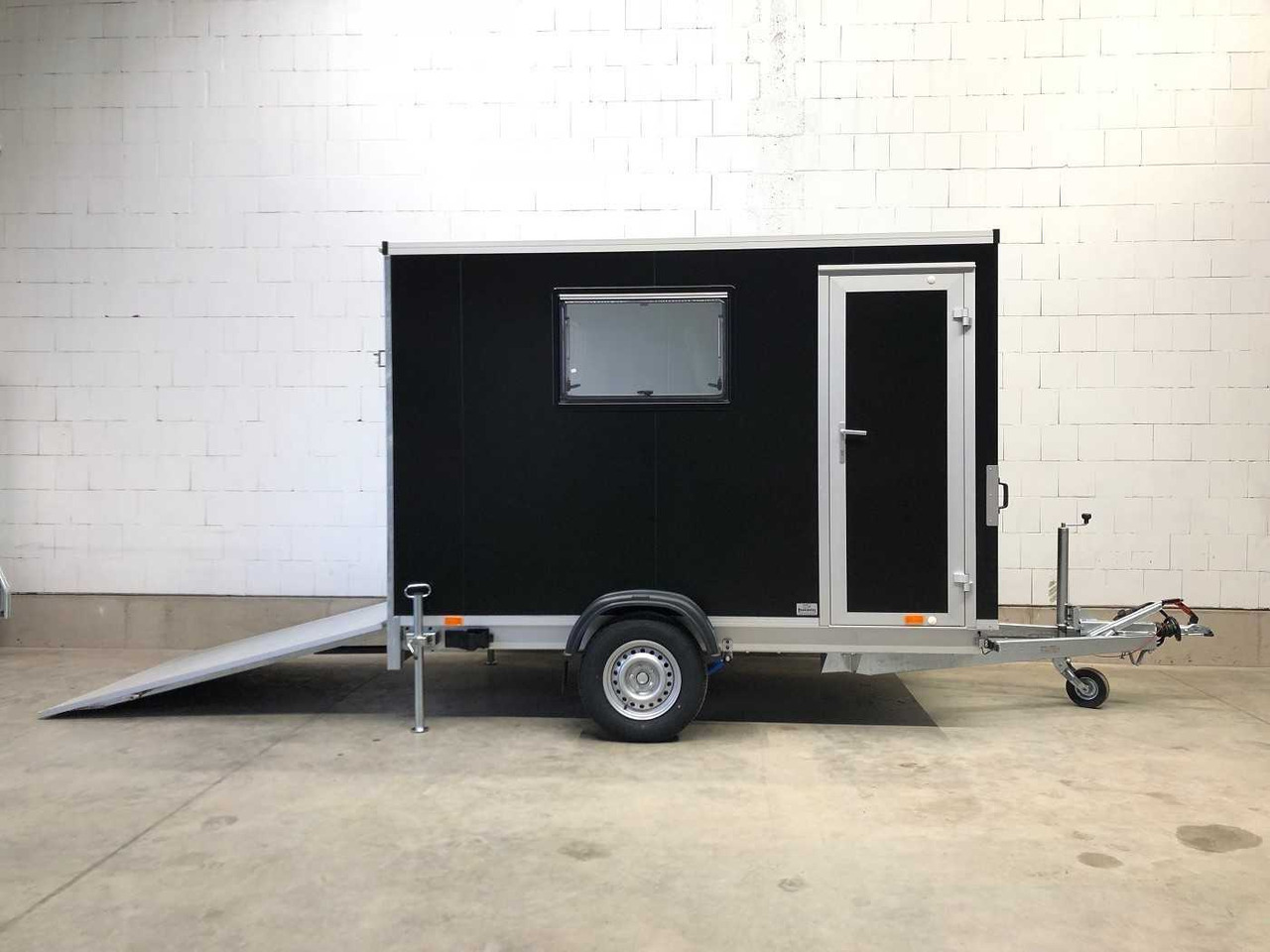 VEZEKO TK B 15.30 Rampe, Tür, Fenster Kofferanhänger - مقطورة صندوق مغلق: صورة 2 VEZEKO TK B 15.30 Rampe, Tür, Fenster Kofferanhänger - مقطورة صندوق مغلق: صورة 2