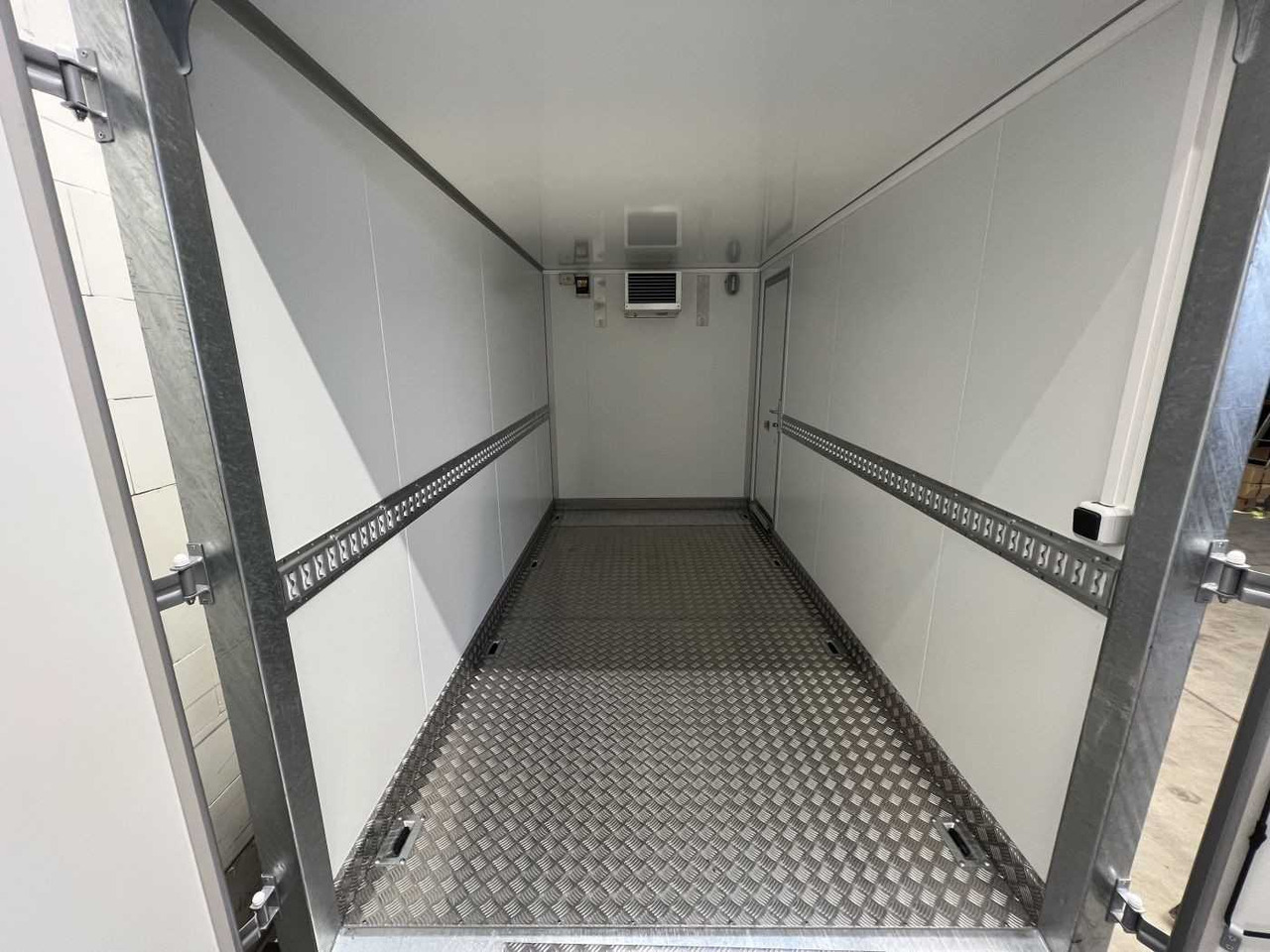 VEZEKO TK C 30.35 KH Rampe ausziehbar Kühlanhänger - مقطورة فريزر: صورة 5 VEZEKO TK C 30.35 KH Rampe ausziehbar Kühlanhänger - مقطورة فريزر: صورة 5