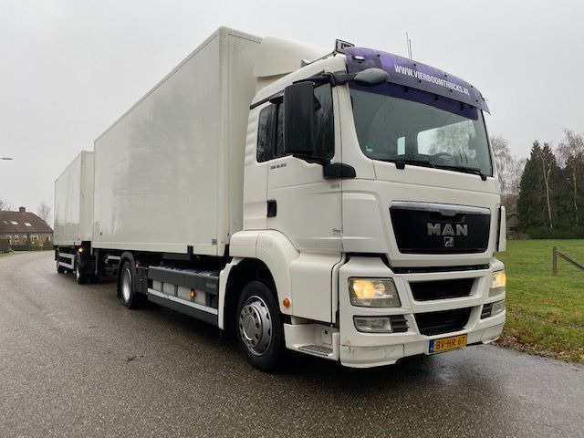 MAN TGS 18.320 TGS 18.320 BAKWAGEN MET LAADKLEP COMPLEET MET 2-ASSIGE AANHANGWAGEN - شاحنة مقفلة: صورة 1 MAN TGS 18.320 TGS 18.320 BAKWAGEN MET LAADKLEP COMPLEET MET 2-ASSIGE AANHANGWAGEN - شاحنة مقفلة: صورة 1
