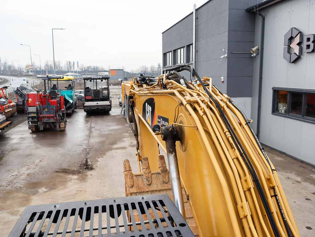 حفار زحاف CATERPILLAR 320F: صورة 32