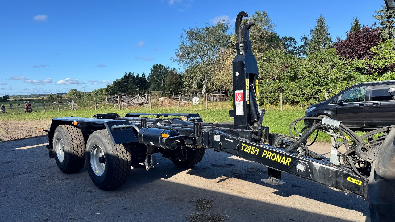 PRONAR T285/1 Hakenlift mit 2 Containern - الأدوات والمعدات: صورة 1 PRONAR T285/1 Hakenlift mit 2 Containern - الأدوات والمعدات: صورة 1