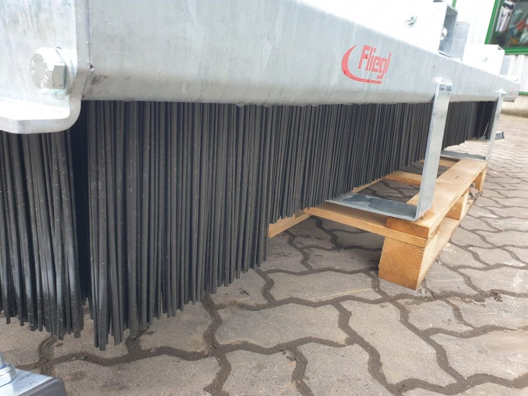 Fliegl Kehrbesen Löwe 2,50m* - جزازة العشب: صورة 5 Fliegl Kehrbesen Löwe 2,50m* - جزازة العشب: صورة 5