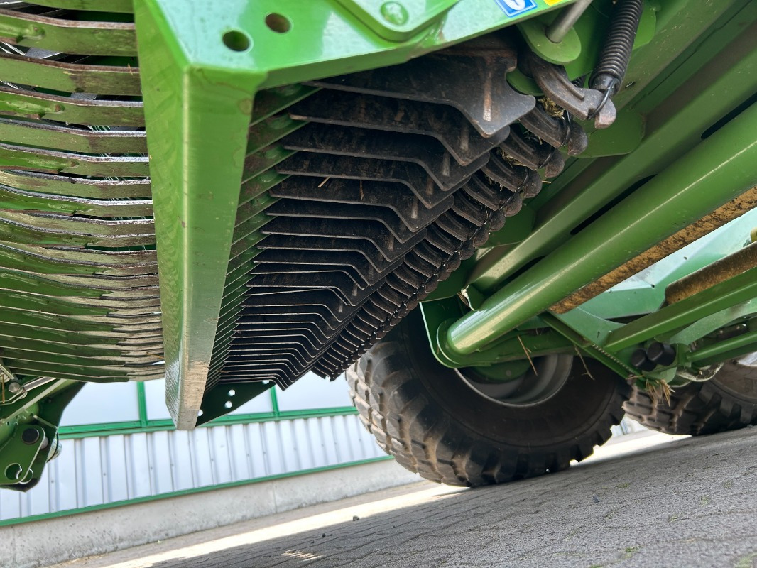 معدات تيبيس التبن Krone Comprima CV 150 XC PLUS: صورة 8