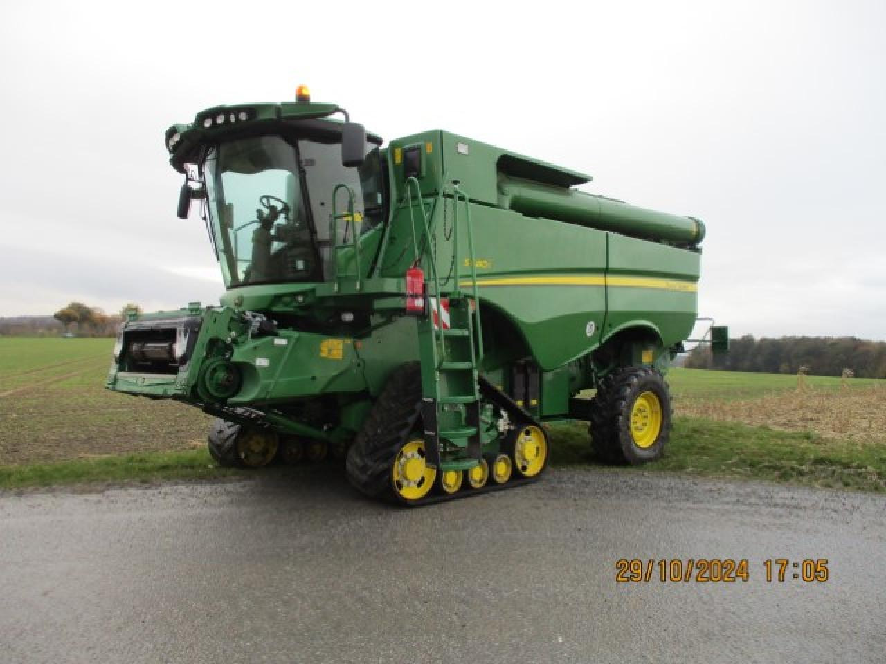 John Deere s680I - حصادة موحَّدة: صورة 1 John Deere s680I - حصادة موحَّدة: صورة 1