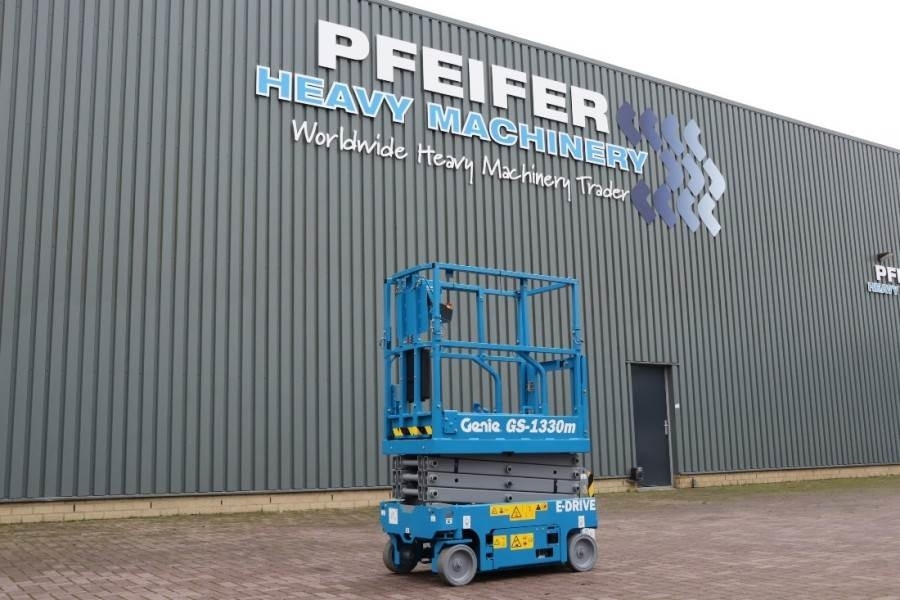 Genie GS1330M All-Electric DC Drive, 5.9m Working Height - رافعة هيدروليكية مقصية: صورة 2 Genie GS1330M All-Electric DC Drive, 5.9m Working Height - رافعة هيدروليكية مقصية: صورة 2