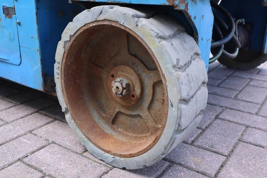 رافعة هيدروليكية مقصية Genie GS4047 Electric, 14m Working Height, 350kg Capacit: صورة 11