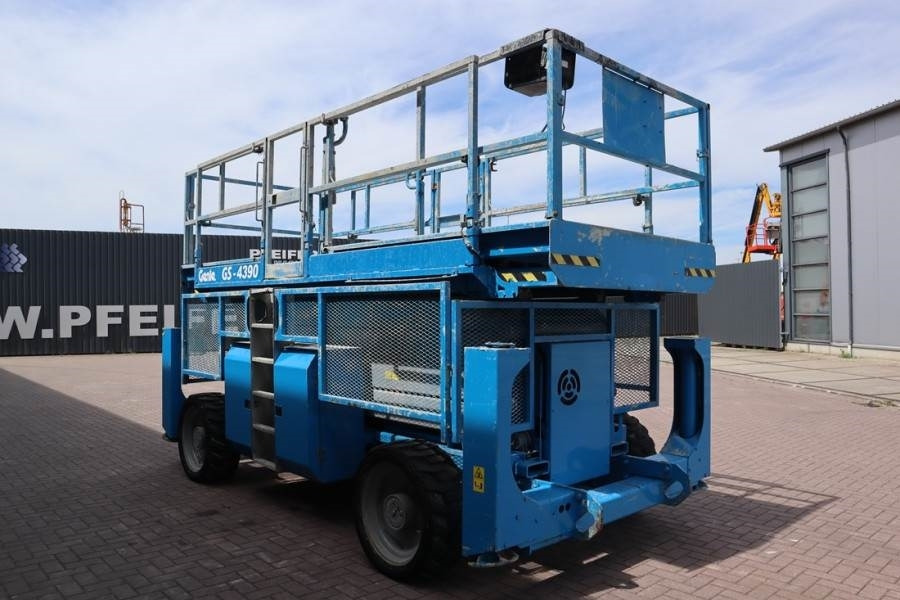 Genie GS4390 Diesel, 4x4 Drive, 15.11m Working Height 68 - رافعة هيدروليكية مقصية: صورة 5 Genie GS4390 Diesel, 4x4 Drive, 15.11m Working Height 68 - رافعة هيدروليكية مقصية: صورة 5