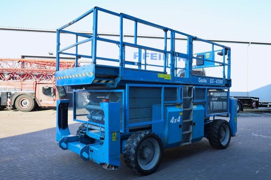 Genie GS4390 Diesel, 4x4 Drive, 15m Working Height, 680k - رافعة هيدروليكية مقصية: صورة 2 Genie GS4390 Diesel, 4x4 Drive, 15m Working Height, 680k - رافعة هيدروليكية مقصية: صورة 2